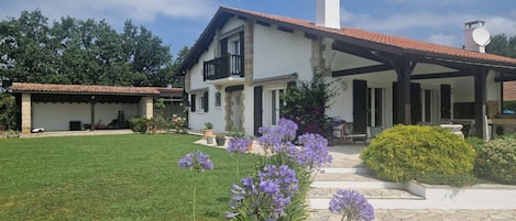 Maison vue du jardin