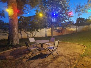 jardin illuminé le soir