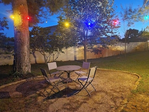 jardin illuminé le soir