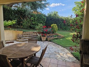 repas en terrasse exterieure