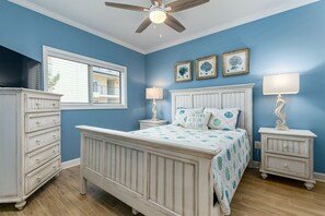 Bedroom 2 with Queen bed