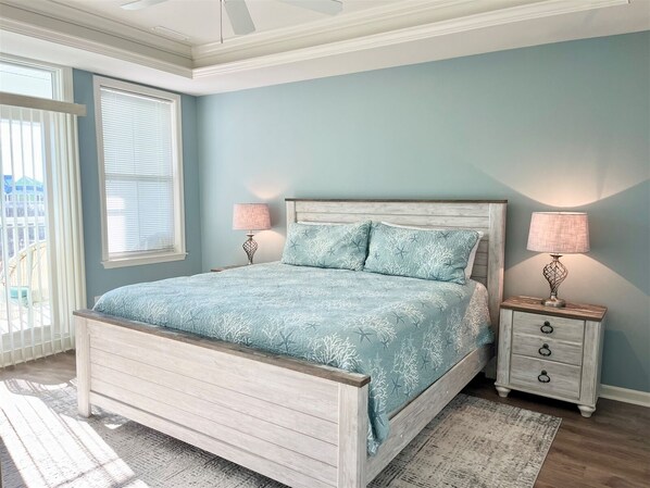 Master Bedroom w/King Bed and Private Full Bathroom