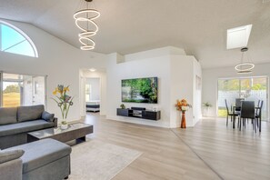 Living Room | Central A/C & Heating | Smart TV w/ Cable