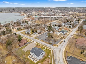 Easy access to downtown and the lake!