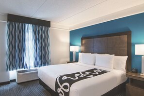 1 King Bed, Deluxe Suite, Pool View, Non-Smoking