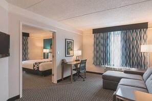 1 King Bed, Deluxe Suite, Pool View, Non-Smoking