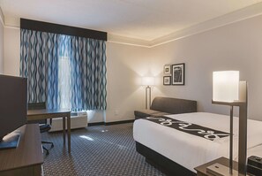 1 King Bed, Executive Room, Pool View, Non-Smoking