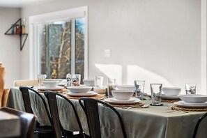 Set the dining table and enjoy a meal with everyone!