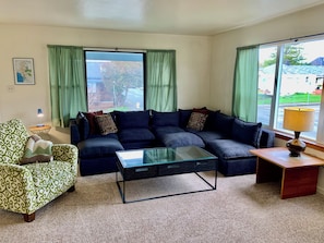 Room for the whole family to kick back after a day in the redwoods!