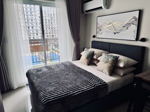 *Hi-end Emma Queen Bed & Matress Hybrid 2.0 
*Hotel Pillows, Sheets, Comforter