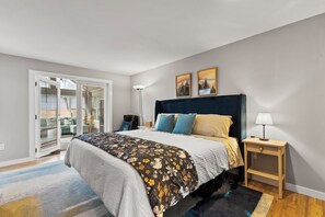 Unwind in luxury with an adjustable King Casper bed and Temperpedic pillows