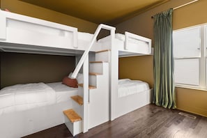 Two Queen over Queen Bunks - Sleep the whole group!