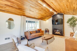 Living Room | Smart TV | Gas Fireplace