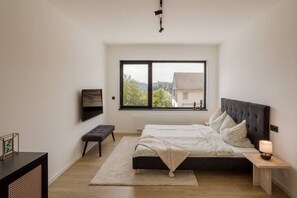 Das liebevoll und modern eingerichtete Schlafzimmer bietet viel Gemütlichkeit für erholsame Nächte.