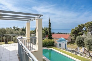 Elegant 3 bedroom villa with pool in Metaxata