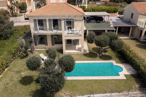 Elegant 3 bedroom villa with pool in Metaxata