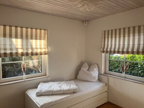 Kinderzimmer mit Etagenbett und ausziehbaren Einzelbett