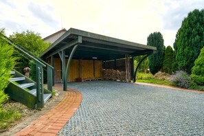 überdachte Parkplätze