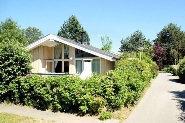 Stugans exteriör [sommar]