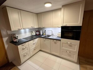Sol, Cabinetry, Tiroir, Cuisine, Tache De Bois, Placard, Comptoir, Évier, Parquet