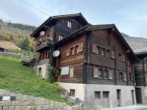 Maison, Domicile, Chalet, Zone Rurale, Établissements Humains, Porte, Siding, Pente, Village, Chaîne De Montagnes