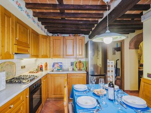 Möbel, Interior Design, Holz, Flooring, Decke, Zimmer, Fussboden, Countertop, Küche, Tabelle