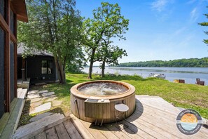 The perfect spot to unwind! Outdoor hot tub, access to the lake, kayaks and more!