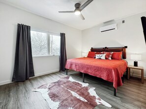Bedroom 1- King bed