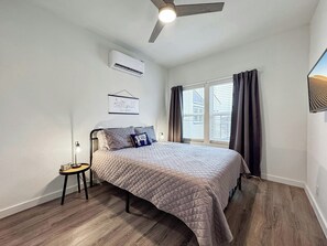 Bedroom 2- Queen bed