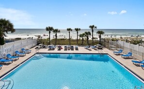 Gulf-front pool with restaurant
