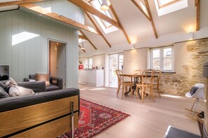 Open plan living at 2 Porth Farm Cottages, Mawgan Porth, Cornwall, self catering with Beach Retreats.