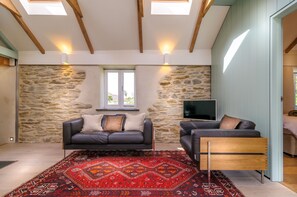 Open plan living at 2 Porth Farm Cottages, Mawgan Porth, Cornwall, self catering with Beach Retreats.