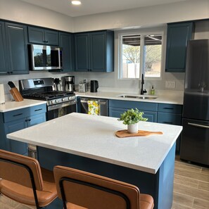 Fully equipped kitchen with island