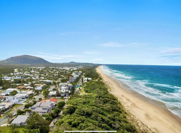 Absolute beachfront. Mt Coolum hike only 5 mins drive away. Surf Club 200m walk