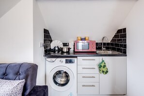 kitchenette with all you need.
Also Airfryer located in wardrobe