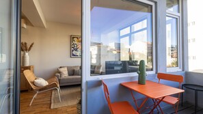 A seamless blend of indoor comfort and outdoor charm—perfect for enjoying the best of both worlds.
#IndoorOutdoorLiving #CozyBalcony #PortoStay