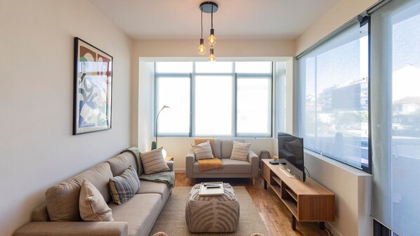 A bright and stylish living space in the heart of Porto—perfect for relaxing in comfort and style.
#PortoStay #MinimalistDesign #CozyLiving