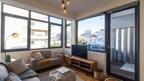 A bright and cozy living space in the heart of Porto—perfect for relaxing and unwinding.
#PortoStay #CozyLiving #BrightSpaces