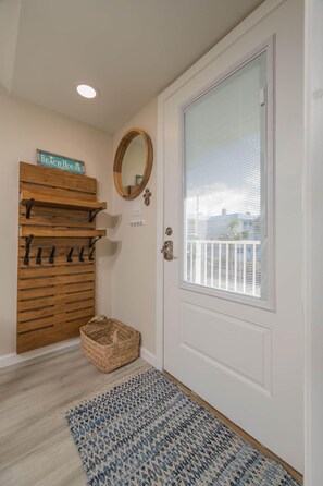 Entryway storage