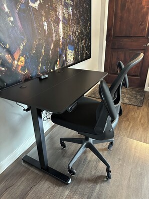 Adjustable height workstation