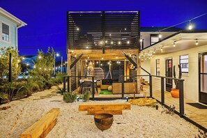 Vida Stoke Inn Shared Fire Pit & Ground Level Deck