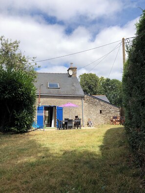 Façade arrière vue du fond du jardin
