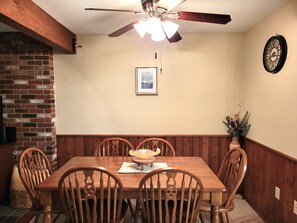 Dining Area with seating for 6