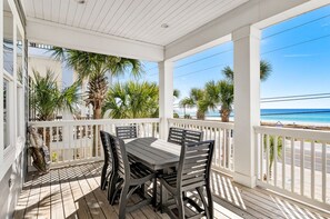Enjoy your breakfast, lunch or dinner on the balcony with the family!
