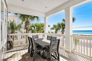 Enjoy your breakfast, lunch or dinner on the balcony with the family!