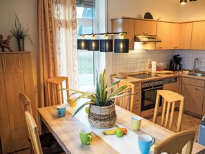 Möbel, Interior Design, Holz, Flooring, Küche, Countertop, Küche & Esszimmer Tisch, Beleuchtung, Stuhl, Esszimmer