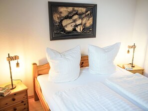 Bett, Möbel, Schlafzimmer, Holz, Bettdecke, Bedding, Interior Design, Fussboden, Flooring, Linens