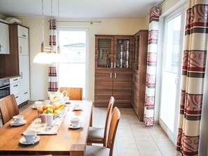 Möbel, Interior Design, Flooring, Holz, Fussboden, Stuhl, Esszimmer, Küche & Esszimmer Tisch, Tabelle, Beleuchtung