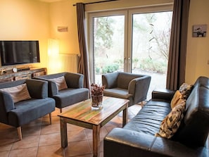 Möbel, Interior Design, Flooring, Couch, Holz, Fussboden, Wohnzimmer, Zimmer, Tabelle, Stuhl