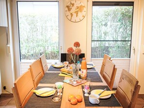 Möbel, Interior Design, Tabelle, Esszimmer, Holz, Stuhl, Geschirr, Küche & Esszimmer Tisch, Flooring, Beleuchtung